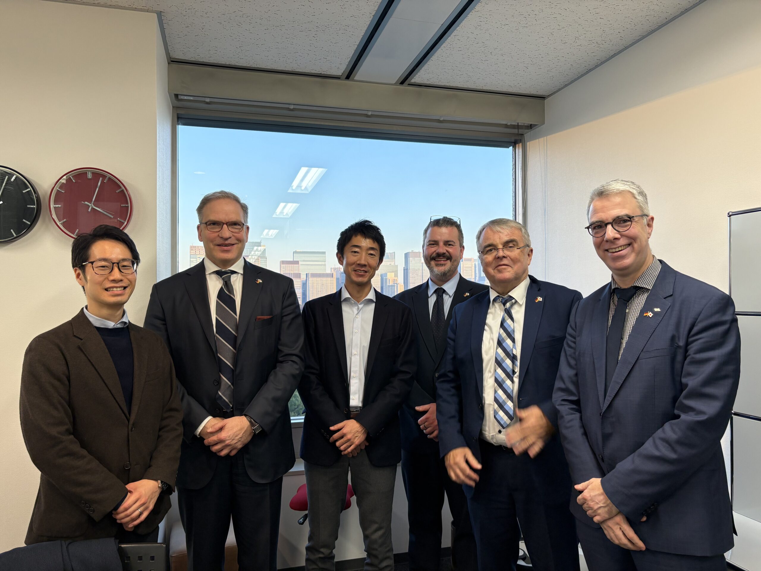 ドイツ航空宇宙センターのProf. Jens Jordan, Dr.Jens Hauslage, Dr. Juergen Drescher, DRL東京オフィス所長のDr. Niklas Reinkeと共に